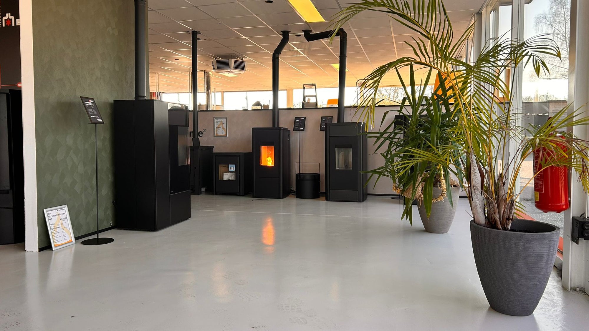 Op de foto zie je meteen de showroom van Warmteloket in Emmen als je het pand instapt en je kijkt naar rechts is dit het eerste wat je ziet.