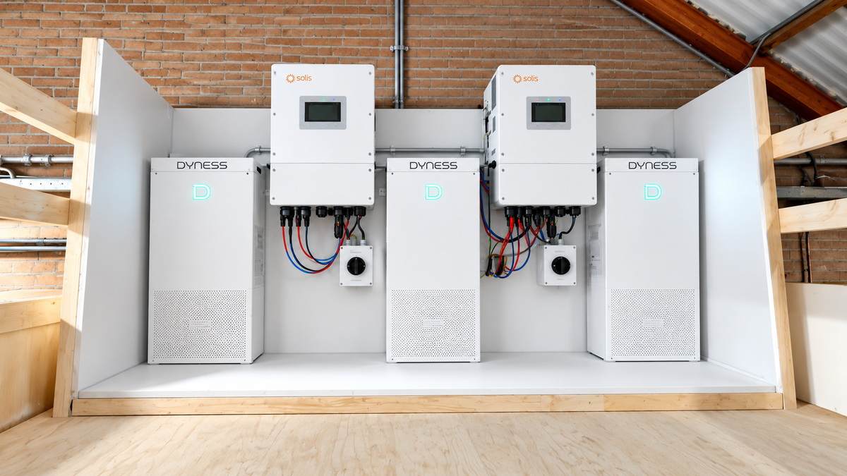 Binnenopstelling met Dyness-thuisbatterijen en Solis-omvormers geplaatst door Warmteloket