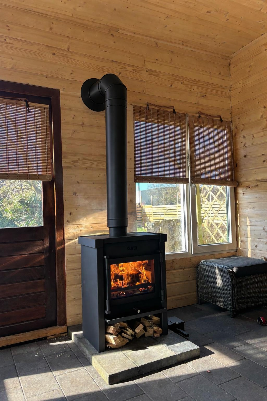 <a href="/products/jacobus-9-houtkachel" target="_blank" title="JAcobus 9 Houtkachel">JAcobus 9</a>